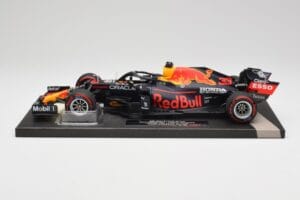 Red Bull RB16B #33 M. Verstappen Abu Dhabi GP 2021 Winner Missing Figurine & Pitboard Minichamps 1:18 113212333 Sveķi
