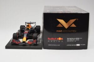 Red Bull RB16B #33 M. Verstappen Abu Dhabi GP 2021 Winner Missing Figurine & Pitboard Minichamps 1:18 113212333 Sveķi — attēls 6 no 7