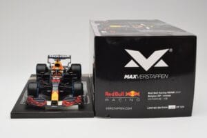 Red Bull RB16B #33 M. Verstappen Belgian GP 2021 Winner Minichamps 1:18 113211333 Sveķi — attēls 7 no 7