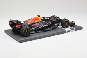 Red Bull RB18 #1 M. Verstappen Japan GP Winner No Figure 2022 Minichamps 1:18 113221801B Metāls — attēls 3 no 7