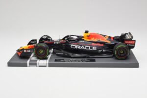 Red Bull RB18 #1 M. Verstappen Japan GP Winner No Figure & Pitboard 2022 Minichamps 1:18 113221801FB Metāls