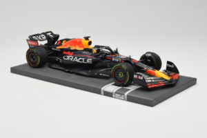 Red Bull Racing RB18 #1 M. Verstappen Japan GP Winner 2022 Minichamps 1:18 113221801FB-R1 Metāls — attēls 4 no 8