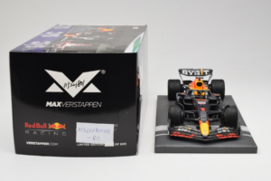 Red Bull Racing RB18 #1 M. Verstappen Japan GP Winner 2022 Minichamps 1:18 113221801FB-R1 Metāls — attēls 6 no 8