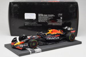 Red Bull Racing RB18 #1 M. Verstappen Japan GP Winner 2022 Minichamps 1:18 113221801FB-R1 Metāls — attēls 7 no 8