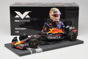 Red Bull Racing RB18 #1 M. Verstappen Japan GP Winner 2022 Minichamps 1:18 113221801FB-R1 Metāls — attēls 8 no 8