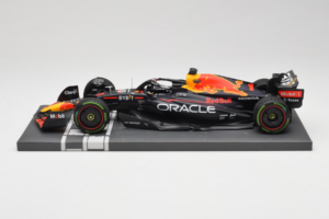 Red Bull Racing RB18 #1 M. Verstappen Japan GP Winner 2022 Minichamps 1:18 113221801FB-R1 Metāls