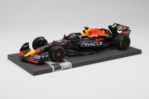 Red Bull Racing RB18 #1 M. Verstappen Japan GP Winner 2022 Minichamps 1:18 113221801FB-R1 Metāls — attēls 2 no 8
