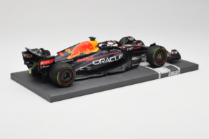 Red Bull Racing RB18 #1 M. Verstappen Japan GP Winner 2022 Minichamps 1:18 113221801FB-R1 Metāls — attēls 3 no 8
