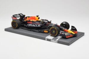 Red Bull RB18 Oracle #1 M. Verstappen Abu Dhabi GP 2022 Winner Minichamps 1:18 113222201 Sveķi — attēls 4 no 7