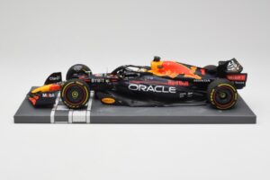 Red Bull RB18 Oracle #1 M. Verstappen Abu Dhabi GP 2022 Winner Minichamps 1:18 113222201 Sveķi