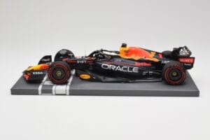Red Bull RB18 Oracle #1 M. Verstappen Italian GP 2022 Winner Minichamps 1:18 113221601 Sveķi