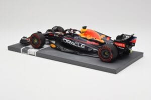 Red Bull RB18 Oracle #1 M. Verstappen Italian GP 2022 Winner Minichamps 1:18 113221601 Sveķi — attēls 5 no 7