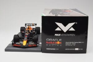 Red Bull RB18 Oracle #1 M. Verstappen Italian GP 2022 Winner Minichamps 1:18 113221601 Sveķi — attēls 6 no 7