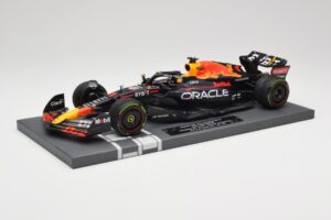 Red Bull RB18 Oracle #1 M. Verstappen Japanese GP 2022 World Champion Minichamps 1:18 113221801 Sveķi — attēls 2 no 7