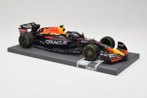 Red Bull RB18 Oracle #1 M. Verstappen Japanese GP 2022 World Champion Minichamps 1:18 113221801 Sveķi — attēls 4 no 7