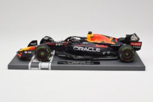 Red Bull RB18 Oracle #1 M. Verstappen Japanese GP 2022 World Champion Minichamps 1:18 113221801 Sveķi