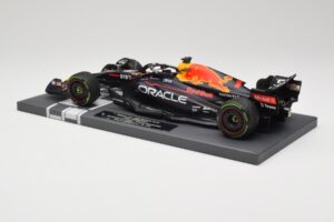 Red Bull RB18 Oracle #1 M. Verstappen Japanese GP 2022 World Champion Minichamps 1:18 113221801 Sveķi — attēls 5 no 7
