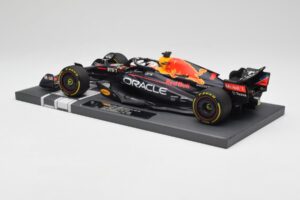Red Bull RB18 Oracle #1 M. Verstappen US GP 2022 Winner Minichamps 1:18 113221901 Sveķi — attēls 5 no 7