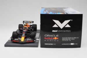 Red Bull RB18 Oracle #1 M. Verstappen US GP 2022 Winner Minichamps 1:18 113221901 Sveķi — attēls 6 no 7