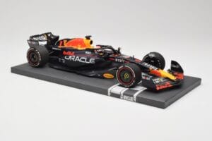 Red Bull RB19 Oracle #1 M. Verstappen Bahrain GP 2023 Winner Minichamps 1:18 113230201 Sveķi — attēls 4 no 7