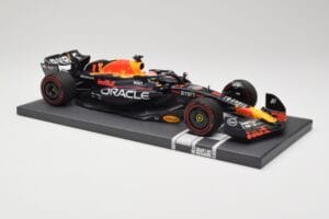 Red Bull RB19 Oracle #1 M. Verstappen British GP 2023 Winner Minichamps 1:18 113231101 Sveķi — attēls 4 no 7