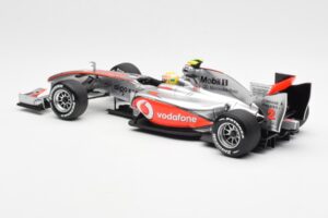 Vodafone McLaren Mercedes MP4-25 #3 L. Hamilton F1 Showcar 2010 Minichamps 1:18 530101872 Metāls — attēls 5 no 6