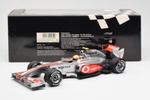 Vodafone McLaren Mercedes MP4-25 #3 L. Hamilton F1 Showcar 2010 Minichamps 1:18 530101872 Metāls — attēls 6 no 6