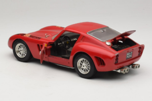 Ferrari 250 GTO Sarkans Bburago 1:18 B003 Metāls — attēls 5 no 8