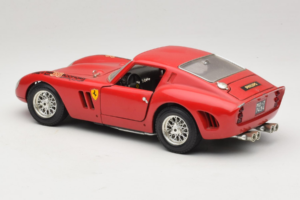 Ferrari 250 GTO Sarkans Bburago 1:18 B003 Metāls — attēls 7 no 8