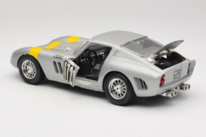 Ferrari 250 GTO #172 L. Bianchi / G. Berger Tour de France 1962 Sudrabs Ierobežots Izdevums Bburago 1:18 3011-S1 Metāls — attēls 5 no 8