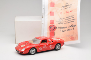 Ferrari 250 LM Sarkans Balts Essen Autographs Ierobežots Izdevums Bburago 1:18 3033-P4 Metāls — attēls 8 no 8