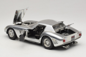 Ferrari 275 GTB Chrome Sudrabs Guiloy 1:18 B004 Metāls — attēls 5 no 8