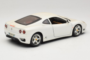 Ferrari 360 Modena Balts Bburago 1:18 3368-W1 Metāls — attēls 3 no 8