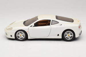 Ferrari 360 Modena Balts Bburago 1:18 3368-W1 Metāls — attēls 4 no 8
