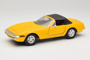 Ferrari 365 GTS Dzeltens Ar Melnu Jumtu Solido 1:18 8018 Metāls