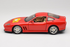 Ferrari 550 Maranello 22 Jahre Ferrari Model Club Sarkans Bburago 1:18 3064-P2 Metāls — attēls 4 no 8