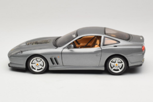 Ferrari 550 Maranello 25 Jahre Ferrari Model Club Sudrabs 2. Versija Bburago 1:18 3064-S1 Metāls — attēls 4 no 8