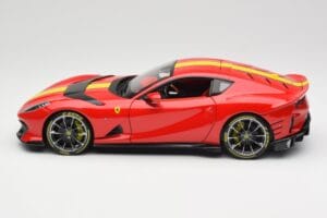 Ferrari 812 Competizione Rosso Corsa Ar Dzelteniem Svītrām Bburago 1:18 18-16915 Metāls — attēls 4 no 8
