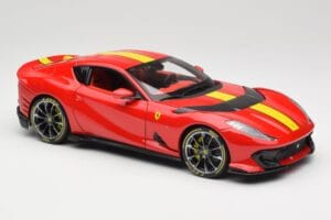Ferrari 812 Competizione Rosso Corsa Ar Dzelteniem Svītrām Bburago 1:18 18-16915 Metāls — attēls 6 no 8