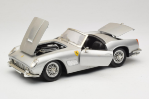 Ferrari California Kabriolets Sudrabs Tonka 1:18 01109-S1 Metāls — attēls 2 no 8