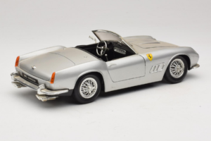 Ferrari California Kabriolets Sudrabs Tonka 1:18 01109-S1 Metāls — attēls 3 no 8
