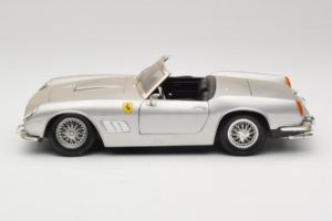 Ferrari California Kabriolets Sudrabs Tonka 1:18 01109-S1 Metāls — attēls 4 no 8