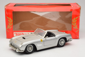 Ferrari California Kabriolets Sudrabs Tonka 1:18 01109-S1 Metāls — attēls 8 no 8