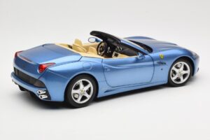 Ferrari California Gaiši Zils Hot Wheels 1:18 N2043 Metāls — attēls 3 no 8