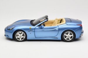 Ferrari California Gaiši Zils Hot Wheels 1:18 N2043 Metāls — attēls 4 no 8