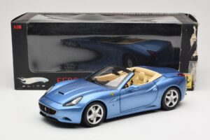 Ferrari California Gaiši Zils Hot Wheels 1:18 N2043 Metāls — attēls 8 no 8