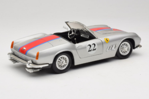 Ferrari California #22 Sudrabs Sarkana Svītra 1966 Tonka 1:18 01109-S2 Metāls — attēls 3 no 8