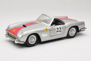 Ferrari California #22 Sudrabs Sarkana Svītra 1966 Tonka 1:18 01109-S2 Metāls