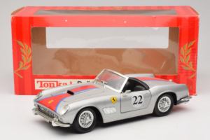 Ferrari California #22 Sudrabs Sarkana Svītra 1966 Tonka 1:18 01109-S2 Metāls — attēls 8 no 8