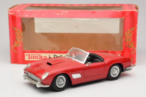 Ferrari California Kabriolets Sarkans Tonka 1:18 01109-P1 Metāls — attēls 8 no 8